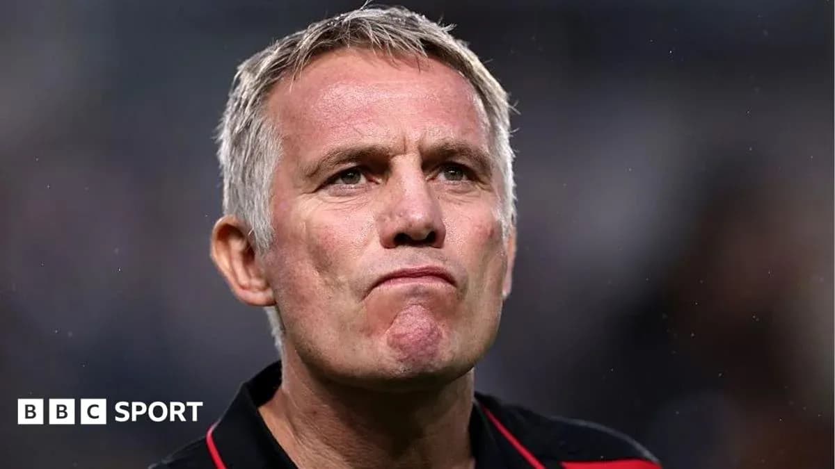 Entrenador con expresión seria en el campo