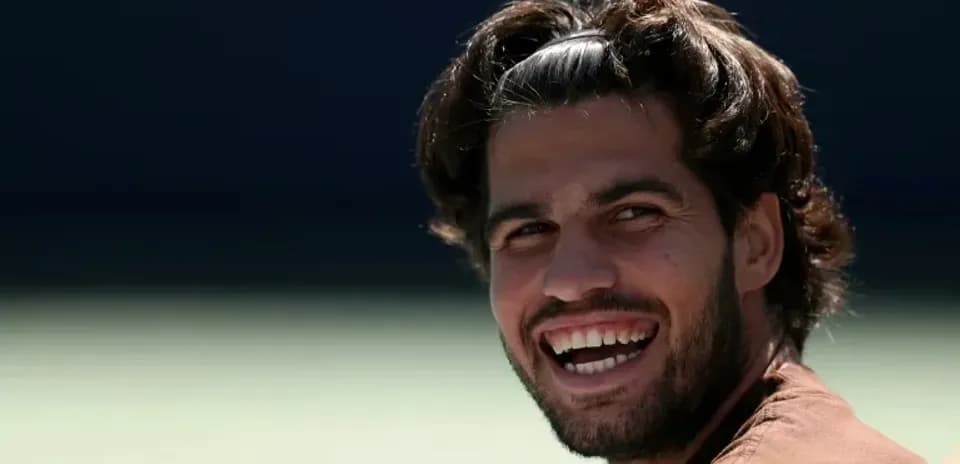 Jugador sonriendo durante entrenamiento en cancha