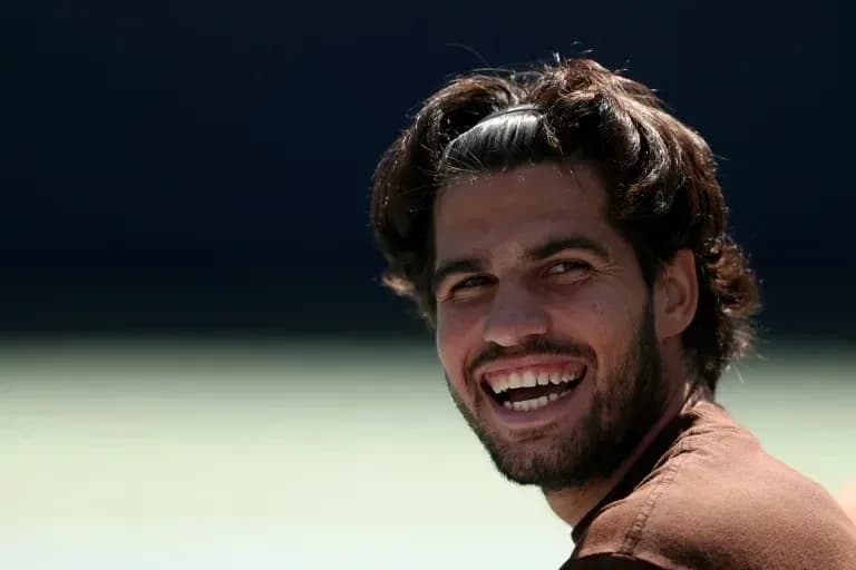 Jugador sonriendo durante entrenamiento en cancha