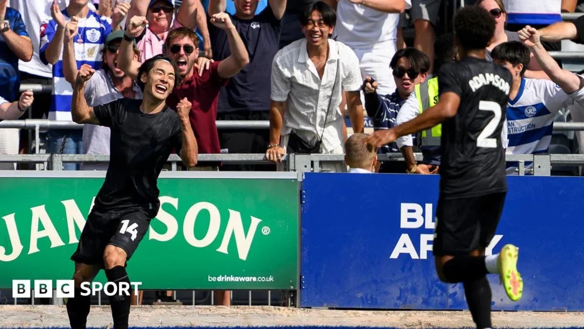 Jugador celebrando un gol con aficionados emocionados