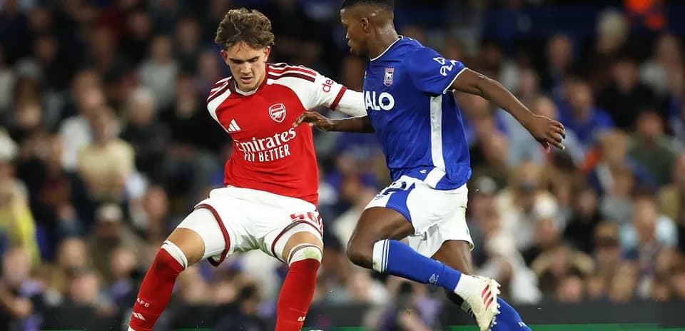 Jugadores de Arsenal e Ipswich compitiendo por el balón