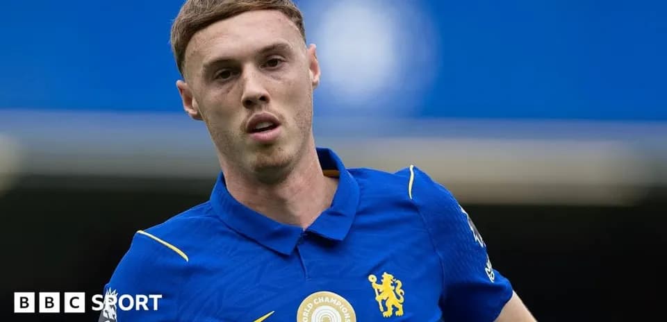 Jugador de Chelsea con camiseta azul en el campo