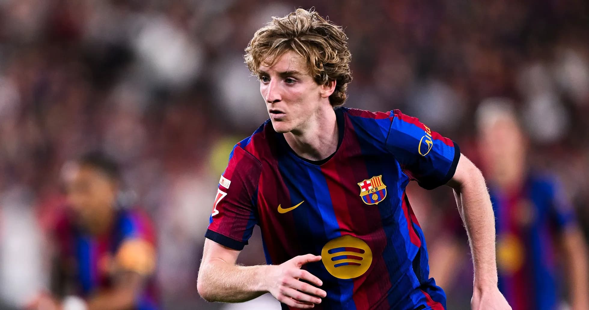 Jugador de Barcelona corriendo durante un partido
