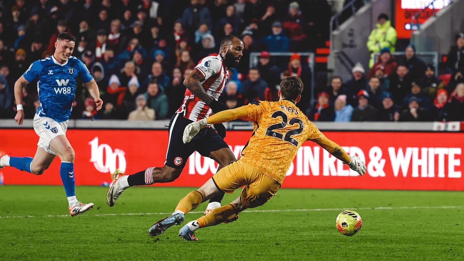 Jugador de Brentford esquivando al portero de Sunderland