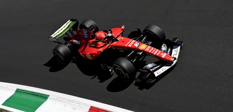 Coche de Fórmula 1 Ferrari en pista