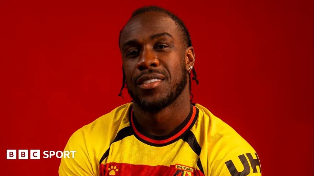 Jugador de Watford posando con camiseta amarilla