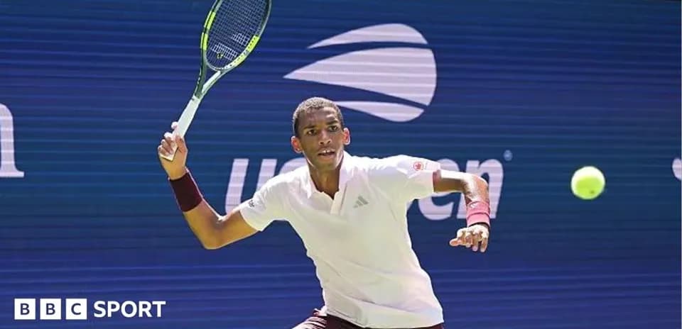 Jugador golpeando una pelota de tenis en la cancha