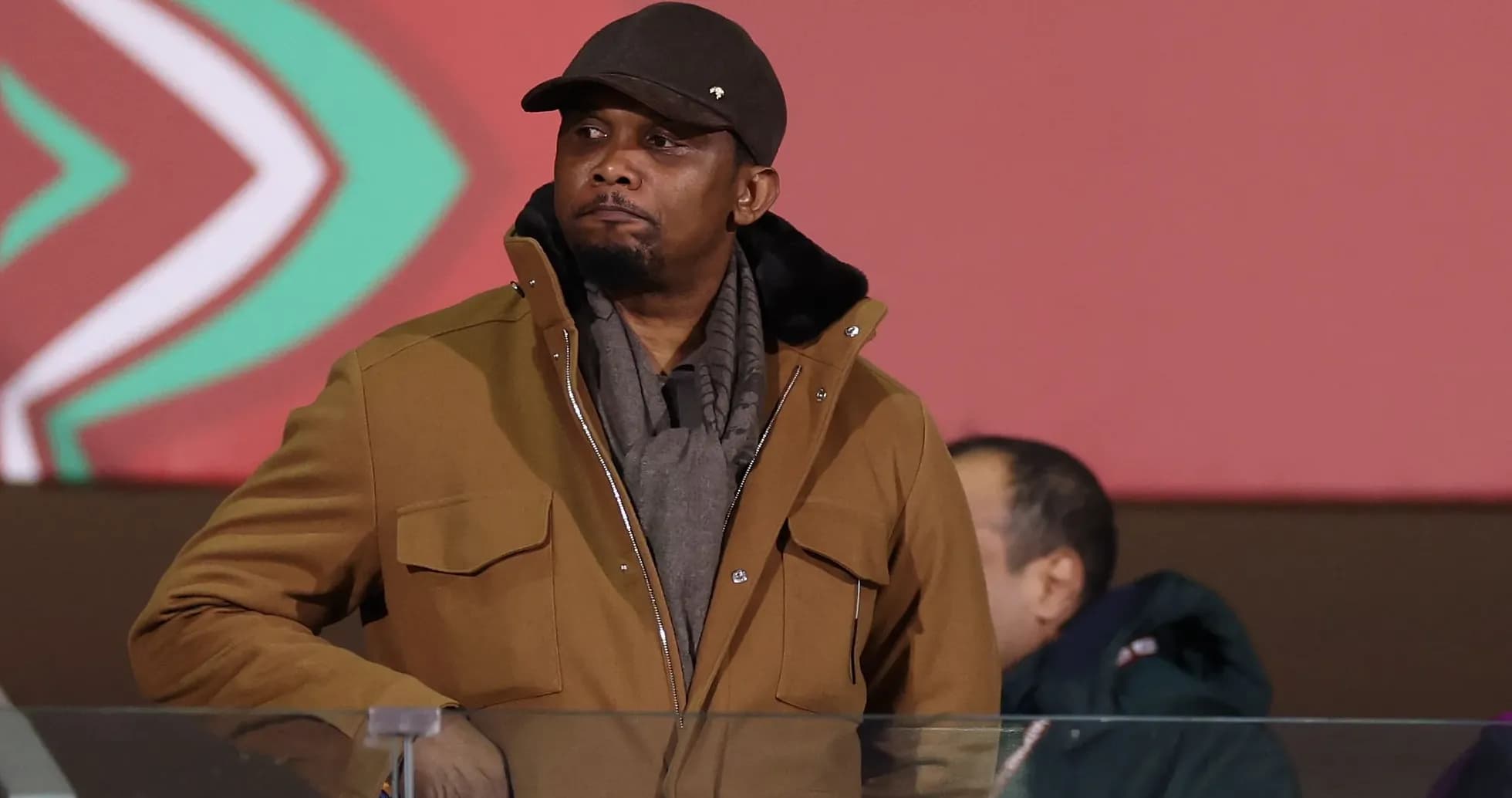 Hombre observando un evento deportivo desde un palco