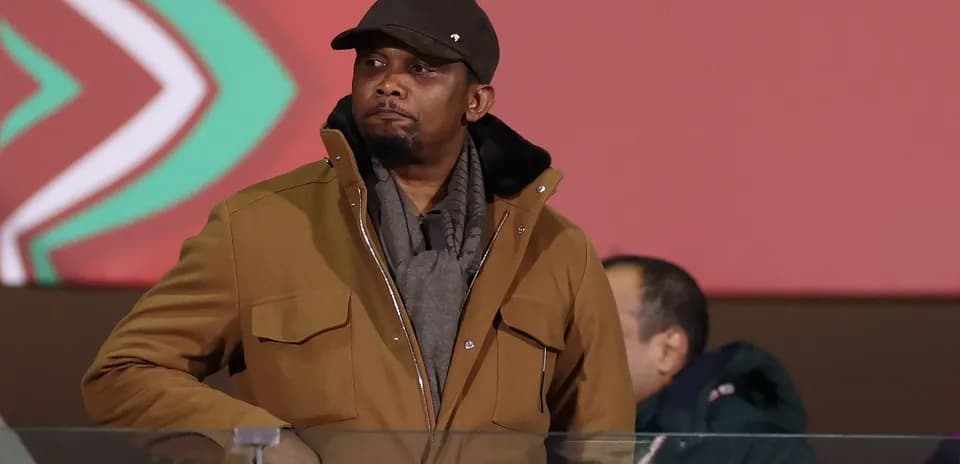 Hombre observando un evento deportivo desde un palco