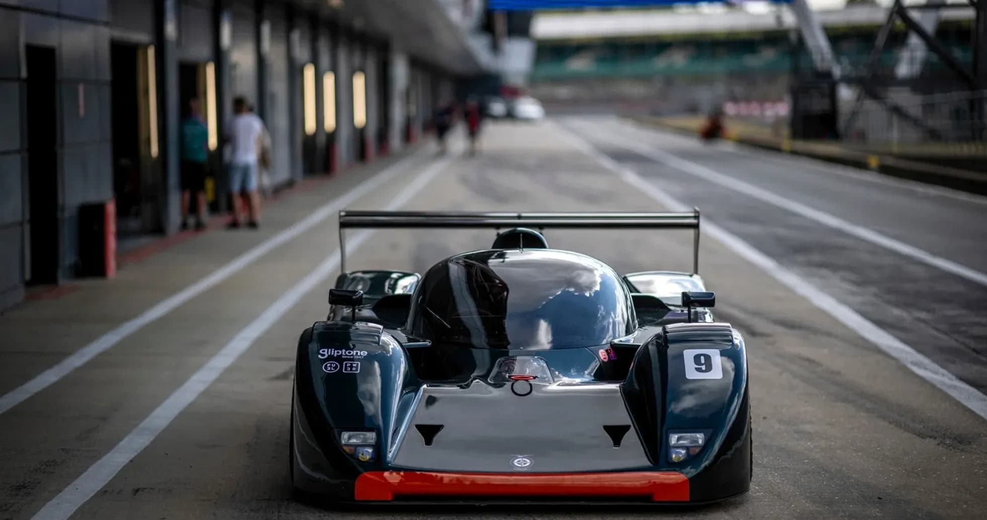Coche de carreras en el pit lane del circuito