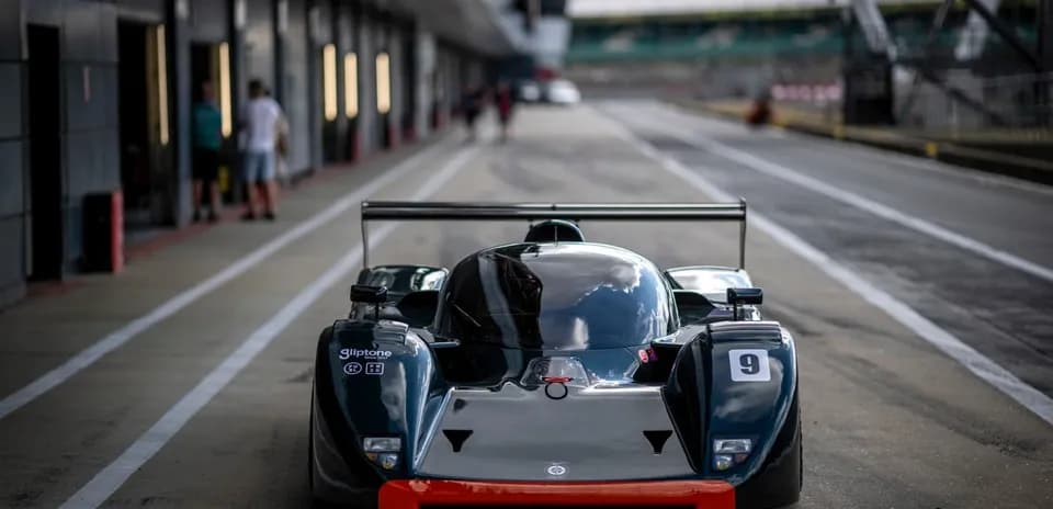 Coche de carreras en el pit lane del circuito