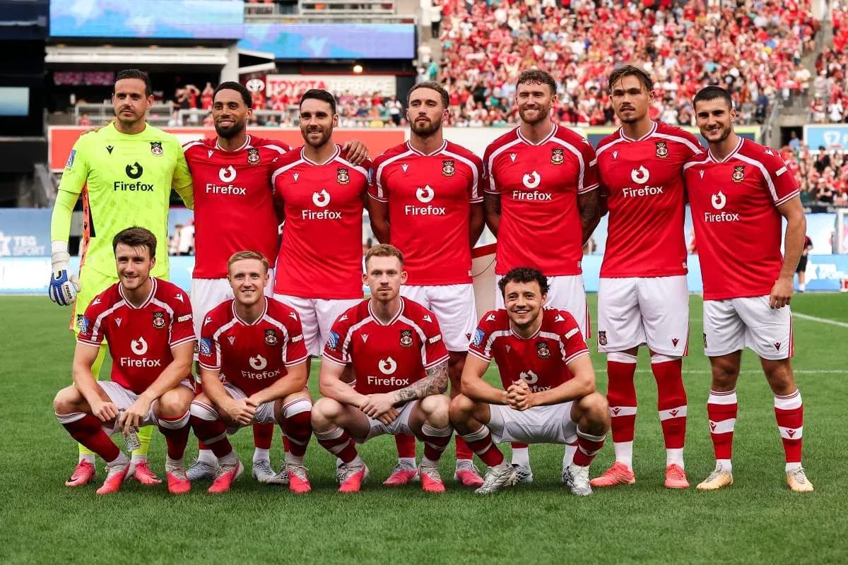 Equipo posando antes del partido en uniforme rojo