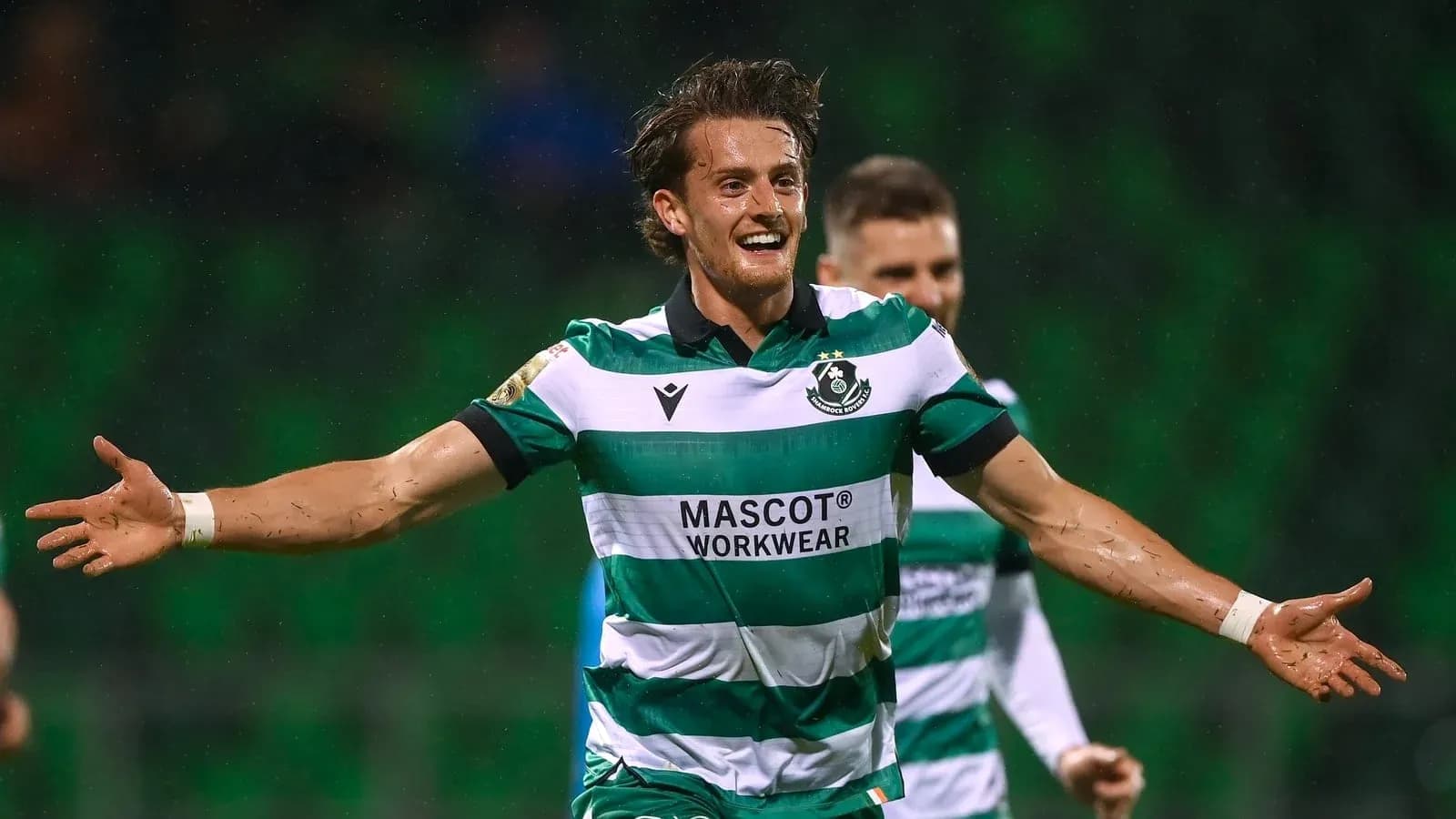 Jugador celebrando un gol en el campo de fútbol