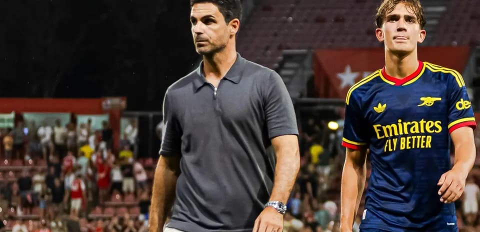 Entrenador y jugador caminando tras partido de fútbol