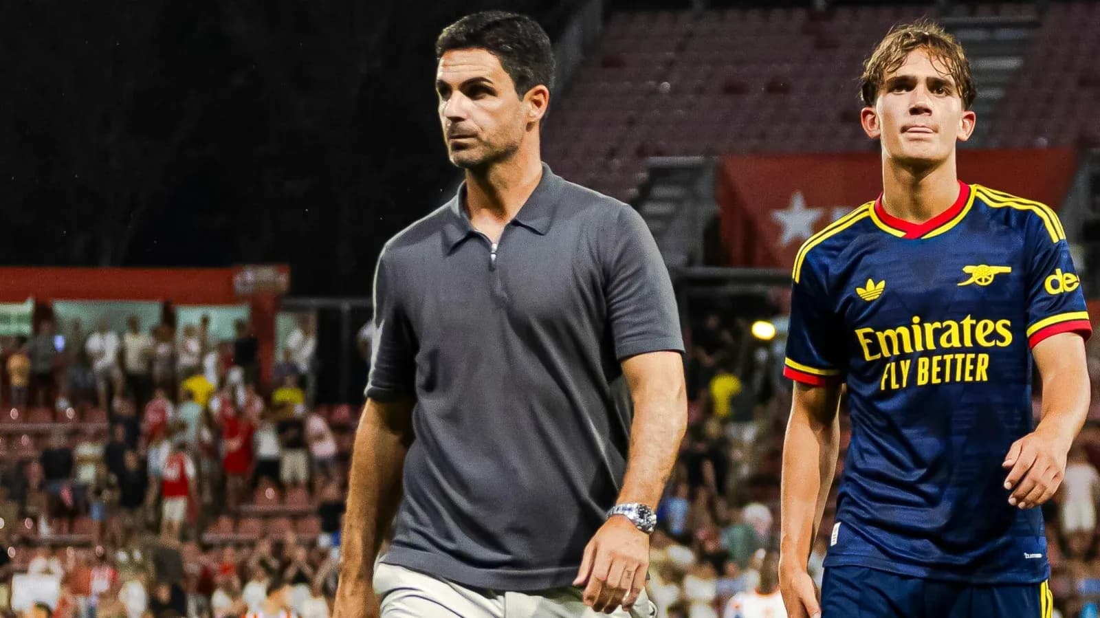 Entrenador y jugador caminando tras partido de fútbol