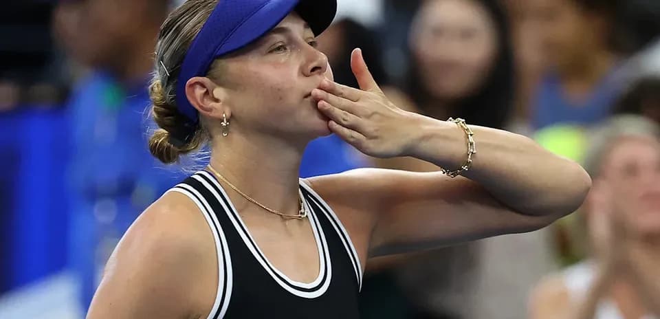 Jugadora de tenis saludando al público durante partido