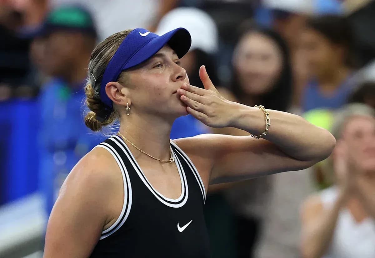 Jugadora de tenis saludando al público durante partido