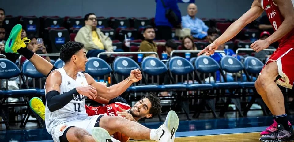 Jugadores en el suelo luchando por el balón