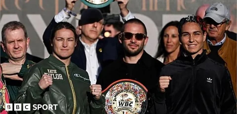 Katie Taylor y rival posando con cinturones WBC