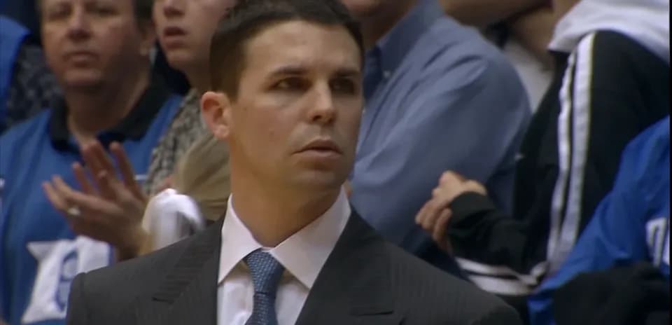 Entrenador observando el juego desde la línea lateral