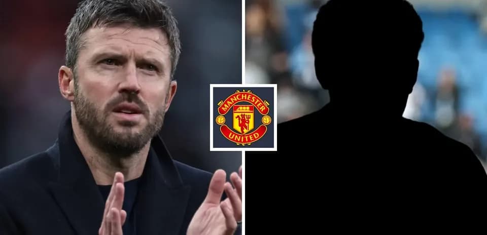 Michael Carrick gesticulando con el logotipo de Manchester United