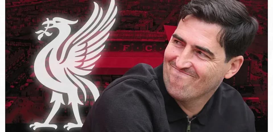 Entrenador sonriendo con fondo del estadio Liverpool