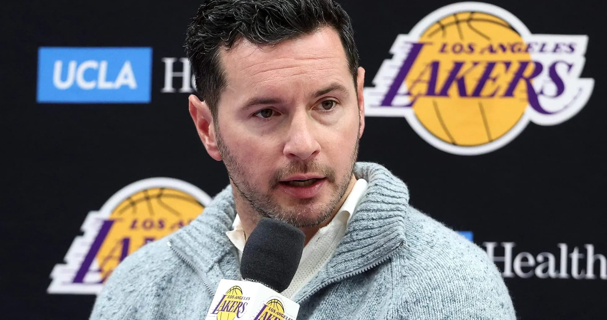 Persona hablando en conferencia de prensa de Los Angeles Lakers