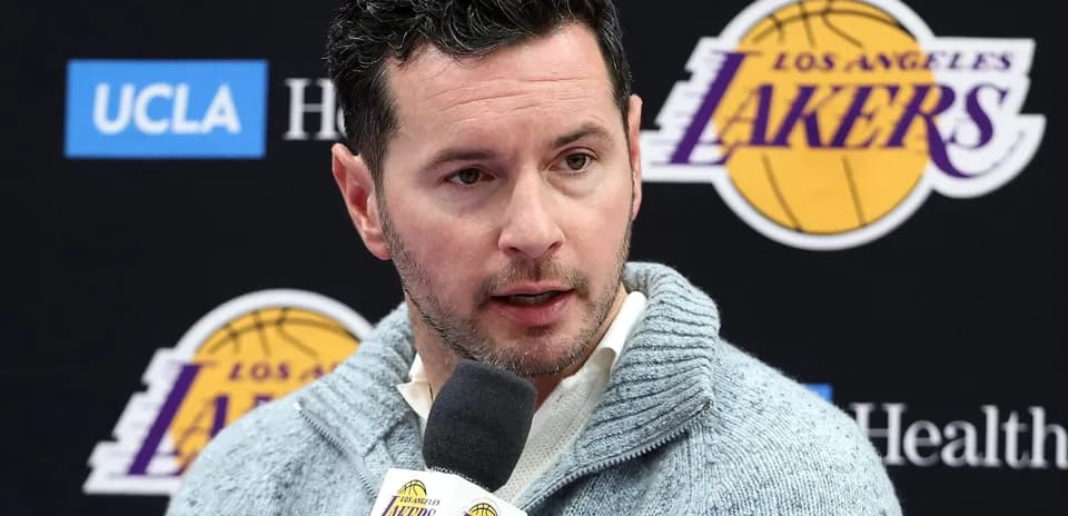 Persona hablando en conferencia de prensa de Los Angeles Lakers