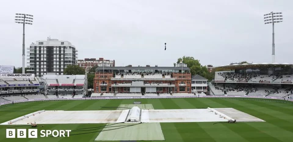 Campo de cricket de Lord's con lona sobre el césped