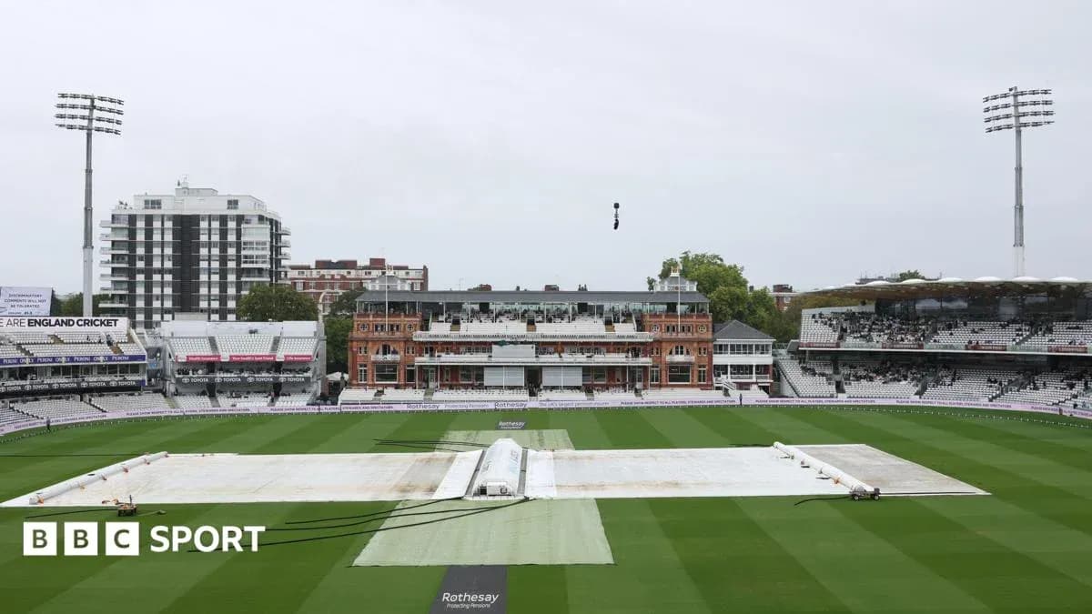 Campo de cricket de Lord's con lona sobre el césped