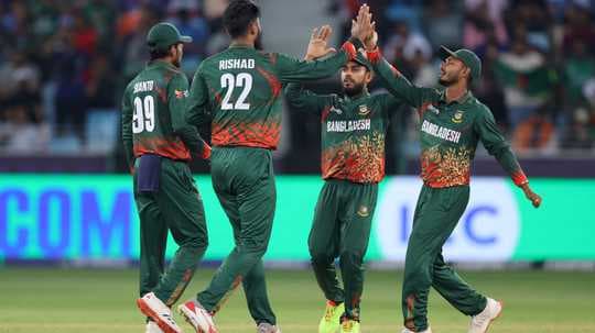 Jugadores de Bangladesh celebrando un wicket en el cricket