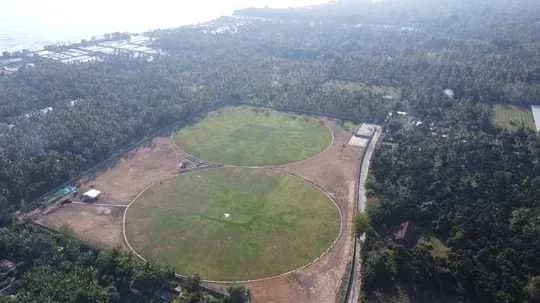 Vista aérea de dos campos de cricket en un bosque