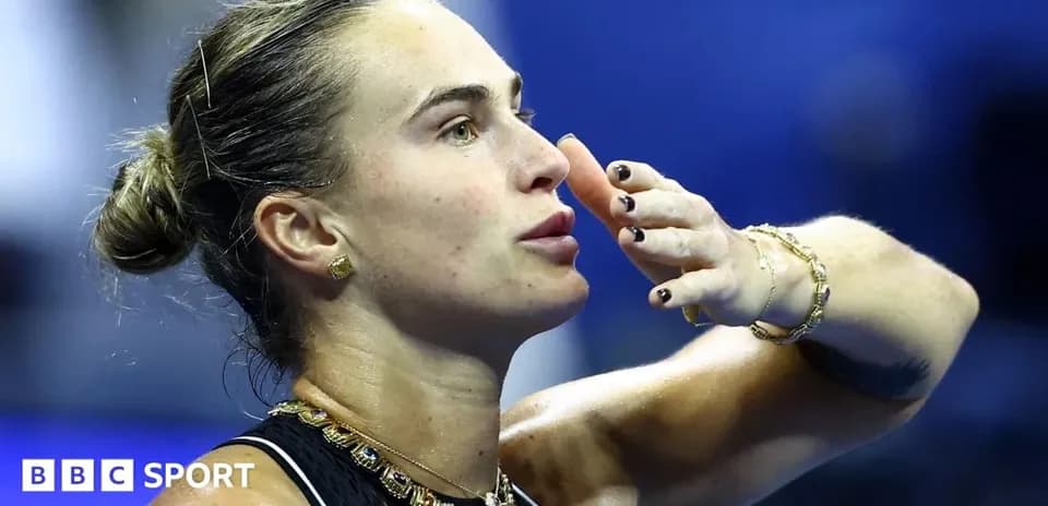 Jugadora de tenis saludando tras partido