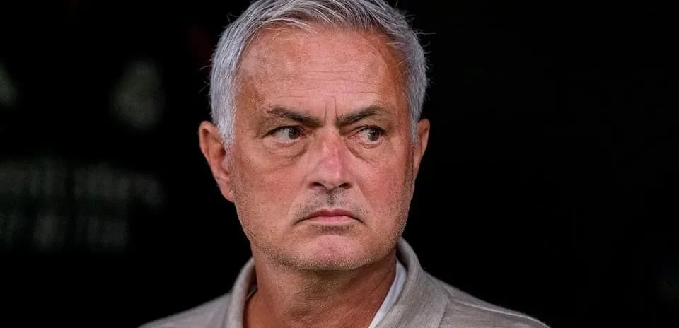 Entrenador observando desde la banca del estadio