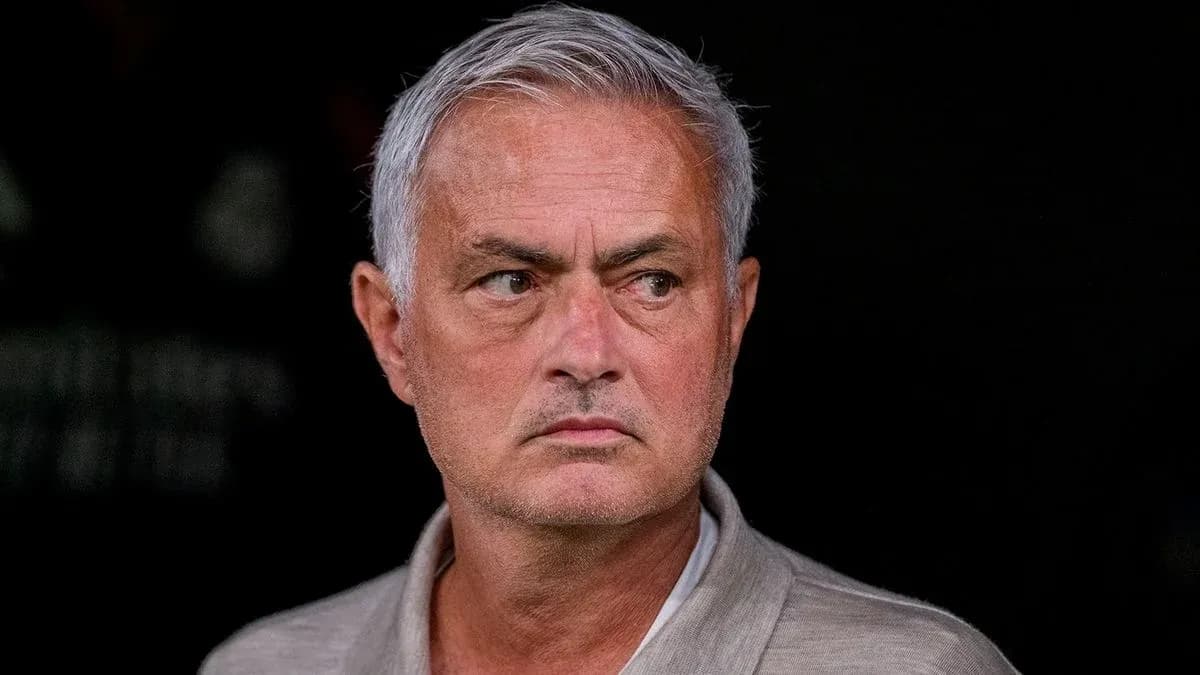 Entrenador observando desde la banca del estadio