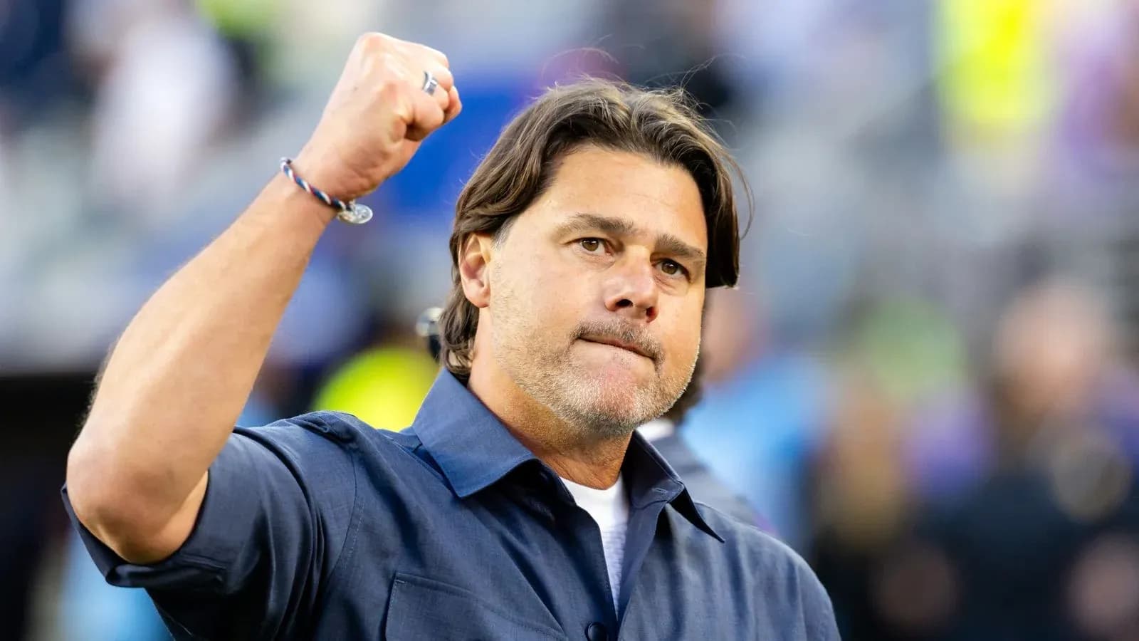 Entrenador levantando el puño en celebración