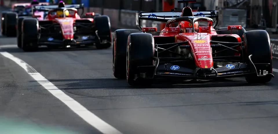 Dos coches Ferrari en la pista durante carrera