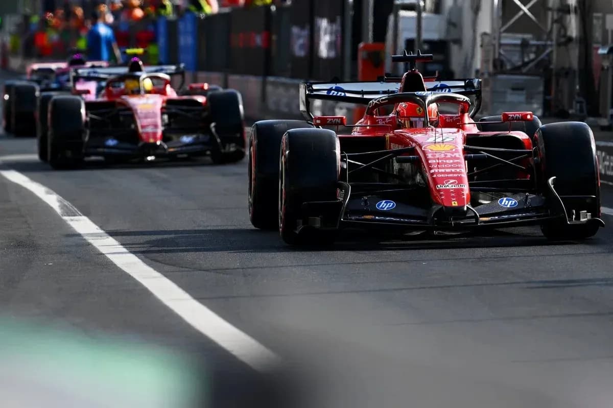 Dos coches Ferrari en la pista durante carrera
