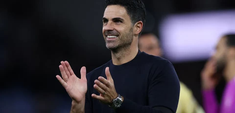 Entrenador aplaudiendo durante el partido