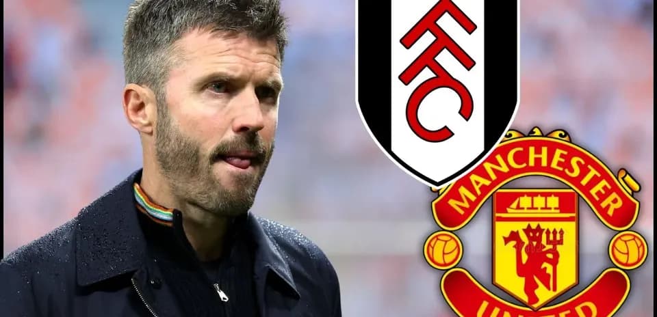 Entrenador observando el partido entre Fulham y Manchester United
