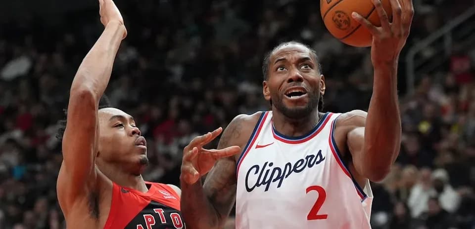 Kawhi Leonard lanzando el balón en un partido
