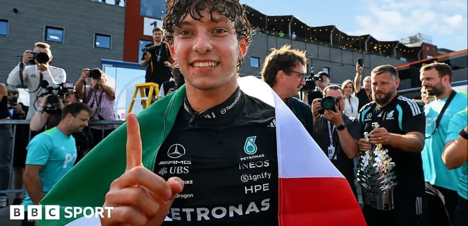 Piloto celebrando con bandera italiana tras carrera