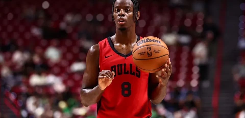 Jugador de los Bulls sosteniendo balón en cancha