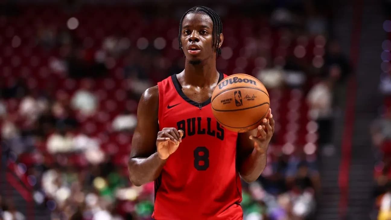 Jugador de los Bulls sosteniendo balón en cancha