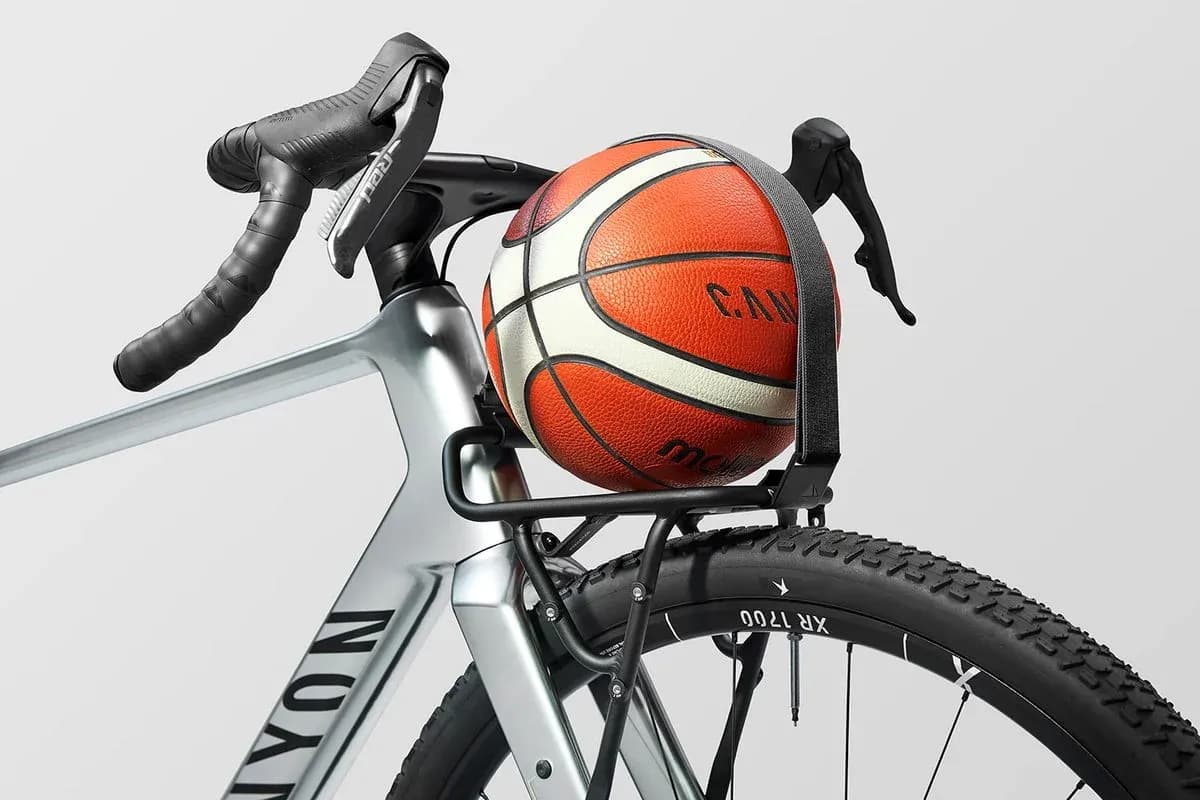Balón de baloncesto sobre bicicleta de montaña