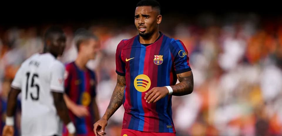 Jugador de Barcelona caminando en el campo de juego