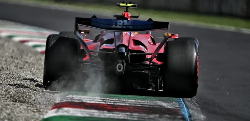 Coche de Fórmula 1 rojo saliendo de la pista