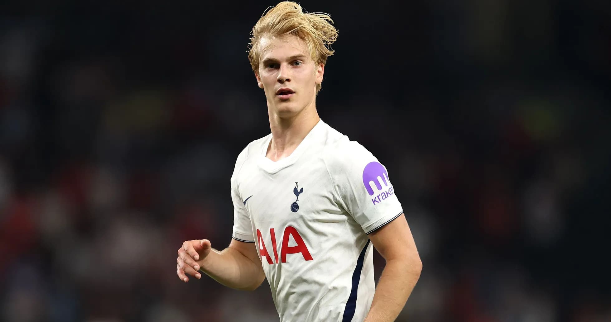 Jugador de Tottenham corriendo en el campo