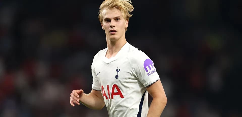 Jugador de Tottenham corriendo en el campo