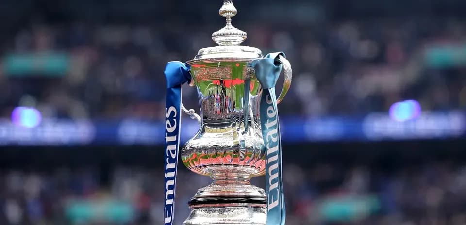 Trofeo de la FA Cup con cintas de Emirates